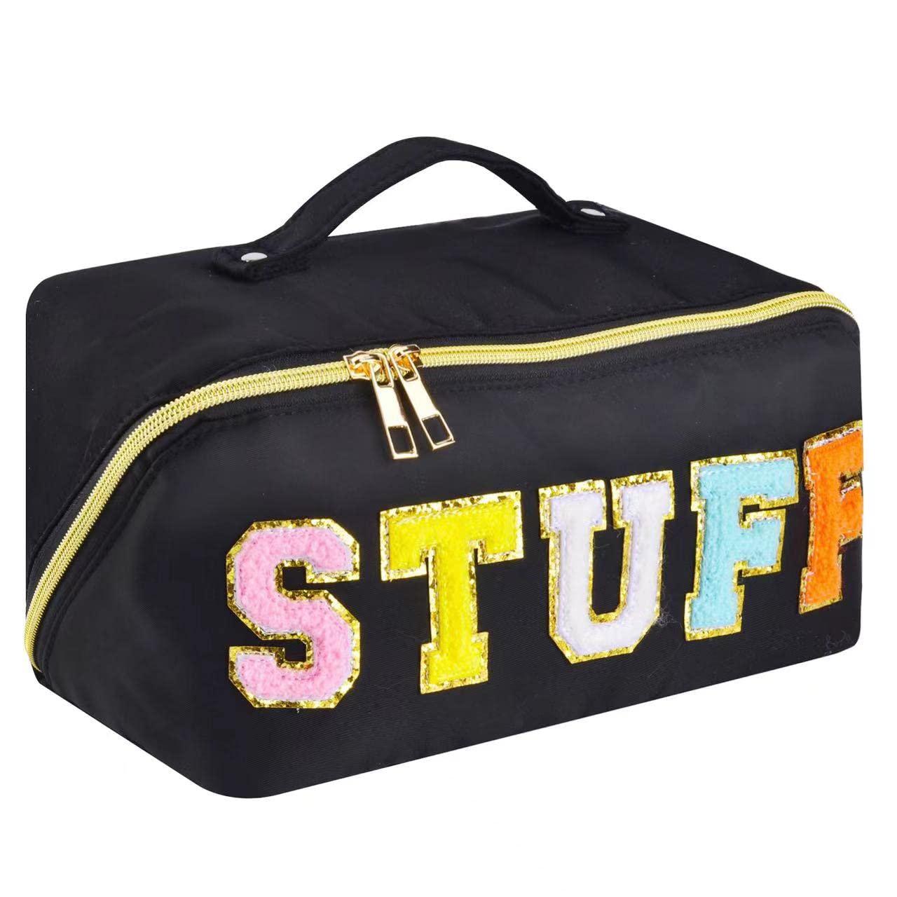 MZLUWM MZLUWM Stoney Clover Dupes Preppy Makeup Bag, Wide Open Cosmetic Bag, Portable Nylon Waterproof Travel Toiletry Bag for Women, Preppy Stuff Makeup Pouch for Girls with Chenille Letter and Handle