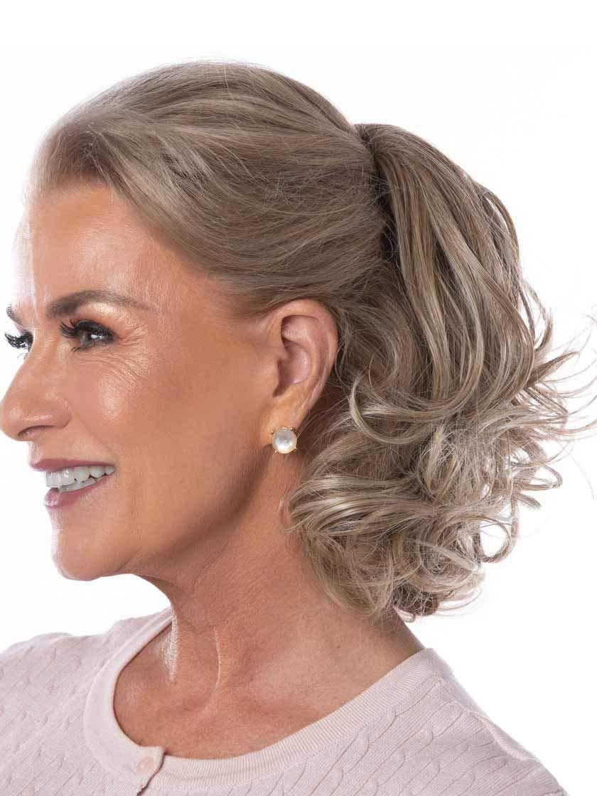 Toni Brattin & Maxwigs 11\" Wonderfully Curly Canndo Combs Color Light Brown - Tony Brattins Clip-In Pony Big Curls Changelite Heat Friendly Synthetic Natural Healthy Bollo de Pelo Updo Maxwigs Hairloss Booklet