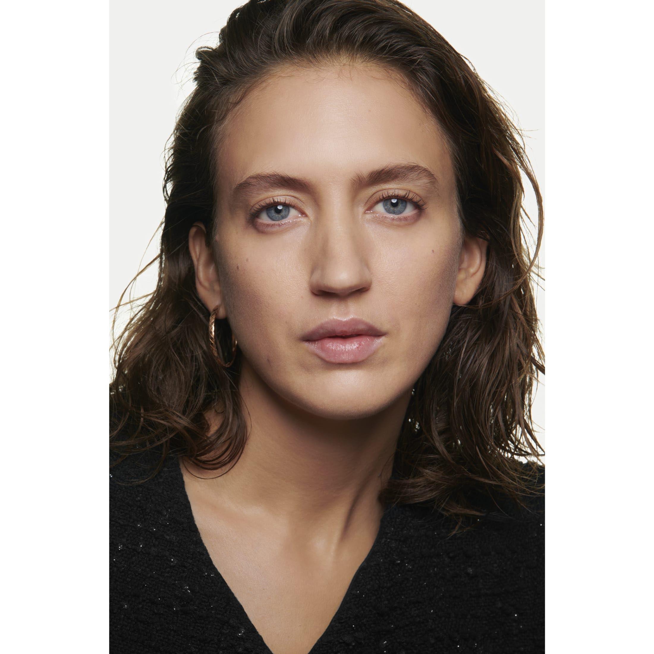 CHANEL Vitalumiere Aqua Ultra-Light Skin Perfecting Makeup SPF 15-40 Beige by Chanel for Women - 1 oz Makeup