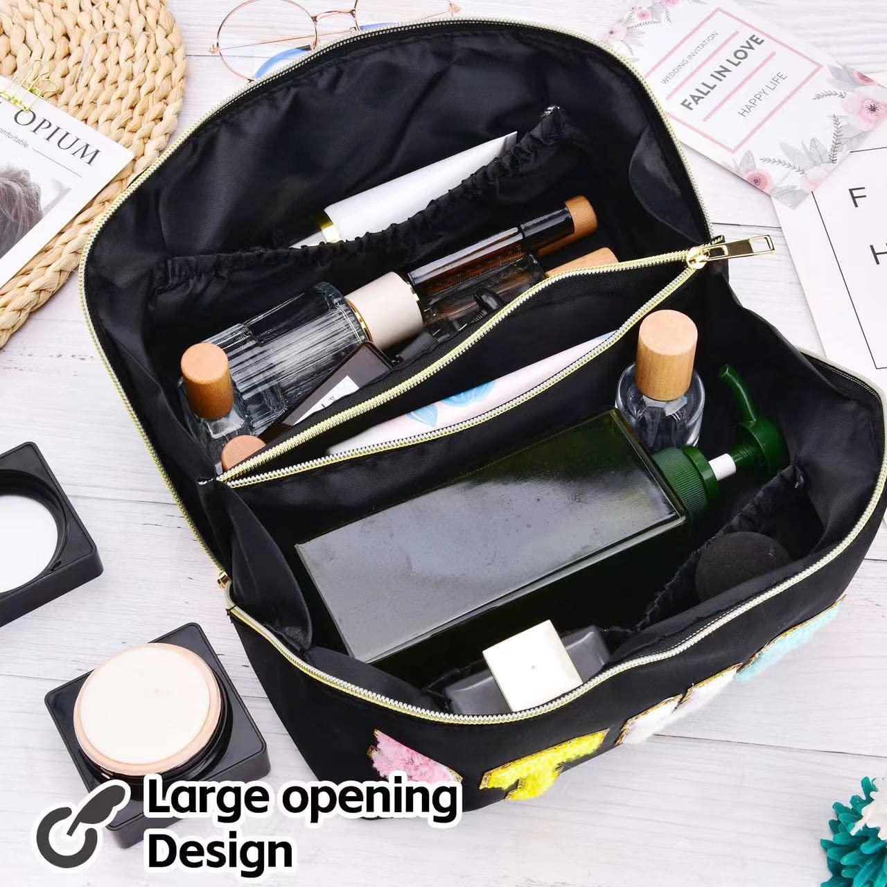 MZLUWM MZLUWM Stoney Clover Dupes Preppy Makeup Bag, Wide Open Cosmetic Bag, Portable Nylon Waterproof Travel Toiletry Bag for Women, Preppy Stuff Makeup Pouch for Girls with Chenille Letter and Handle