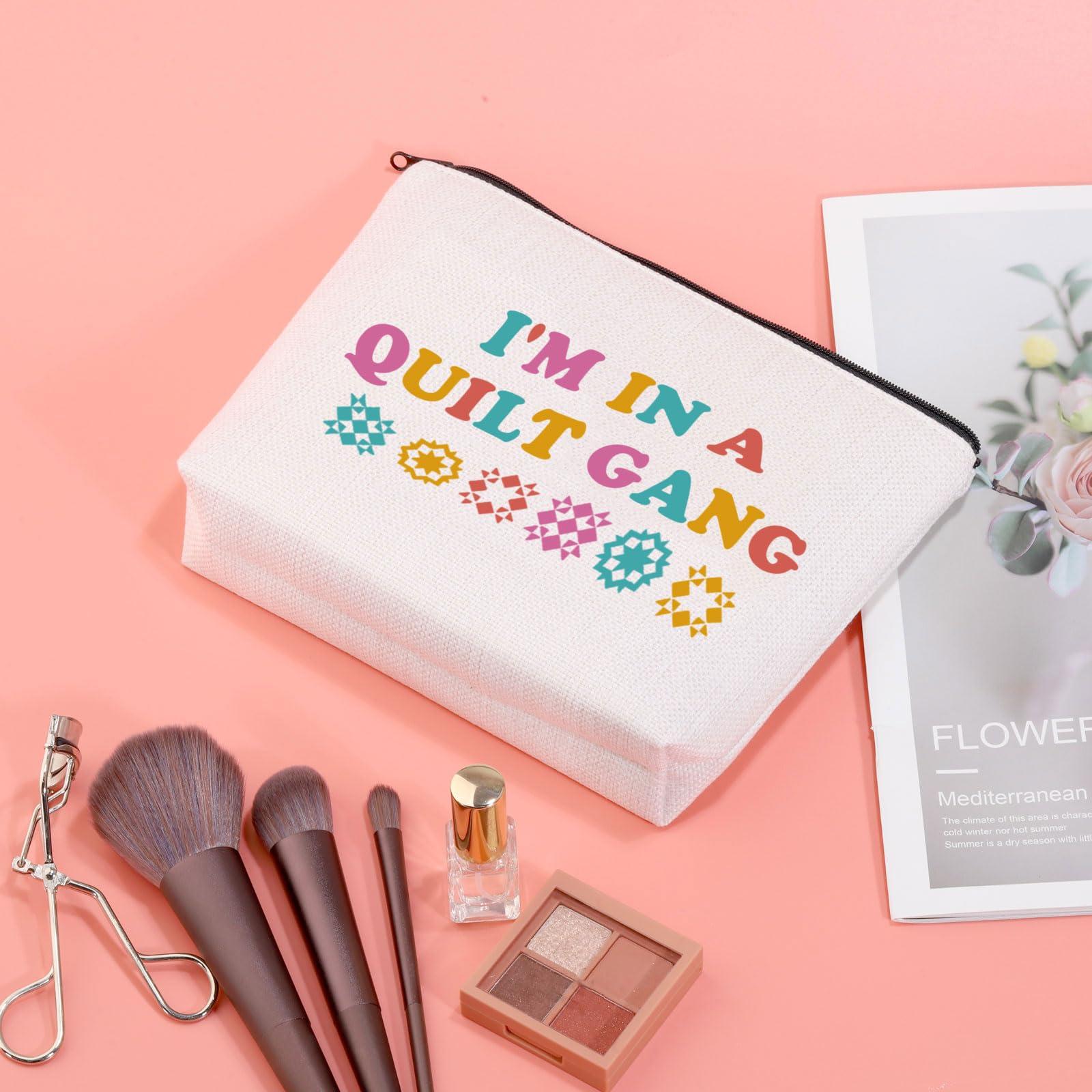 JXGZSO JXGZSO Quilt Theme Gift I\'m In A Quilt Gang Pouch Bag Quilt Retreat Gift Quilty BFF Gift Quilter Gift Sewing Sisters Gift (Quilt Gang Bag)