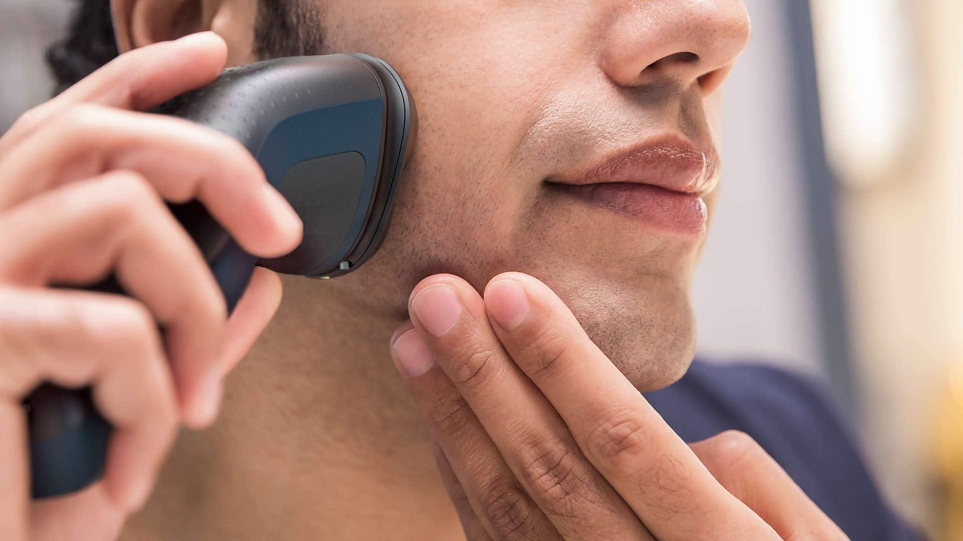 PHILIPS Philips Norelco Shaver Series 1000 Wet or Dry Electric Shaver, ComfortCut Blades, 3-Directional Flex Heads, One-Touch Open, 40 Minutes of Cordless Shaving from an 8-Hour Charge