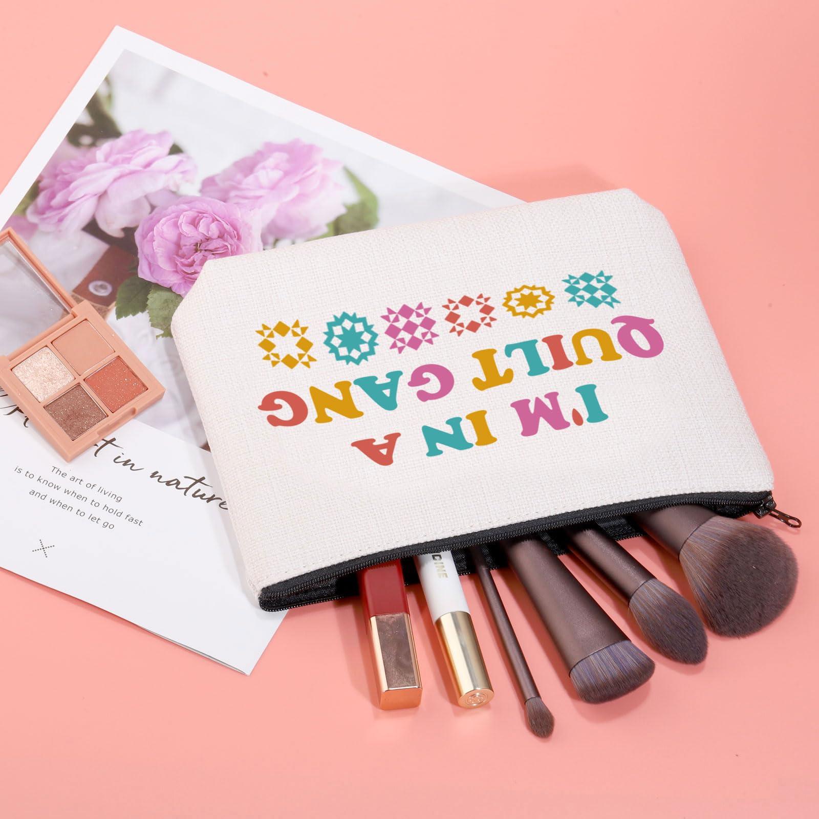 JXGZSO JXGZSO Quilt Theme Gift I\'m In A Quilt Gang Pouch Bag Quilt Retreat Gift Quilty BFF Gift Quilter Gift Sewing Sisters Gift (Quilt Gang Bag)