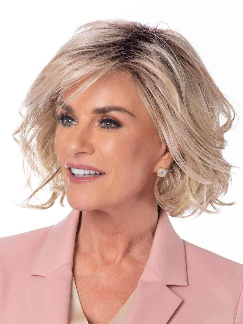 Toni Brattin & Maxwigs Enticing Avg Cap Wig Color Red Blonde - Tony Brattin\'s 8\" Mid Length Shabby Chic Flipped Layers Side-Swept Bangs Changelite Heat Friendly Synthetic Peluca de Capas Invertidas Hairloss Booklet