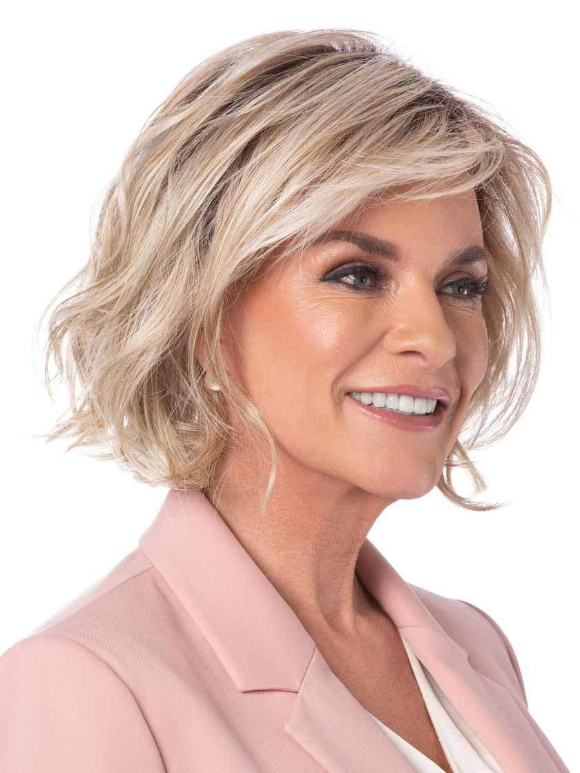 Toni Brattin & Maxwigs Enticing Avg Cap Wig Color Red Blonde - Tony Brattin\'s 8\" Mid Length Shabby Chic Flipped Layers Side-Swept Bangs Changelite Heat Friendly Synthetic Peluca de Capas Invertidas Hairloss Booklet